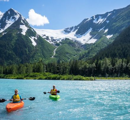 anchorage lake mountains kayakers kayaking blue sky anchorage city guide family days out